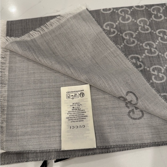 GUCCI SCARF! Grey 45x180 Silk and Gorg! - Picture 5 of 6